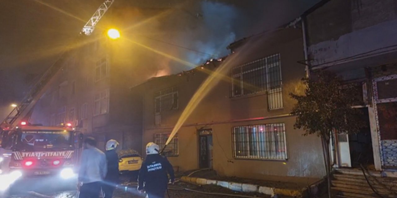 İstanbul’da yangın: Çatı alev alev yandı