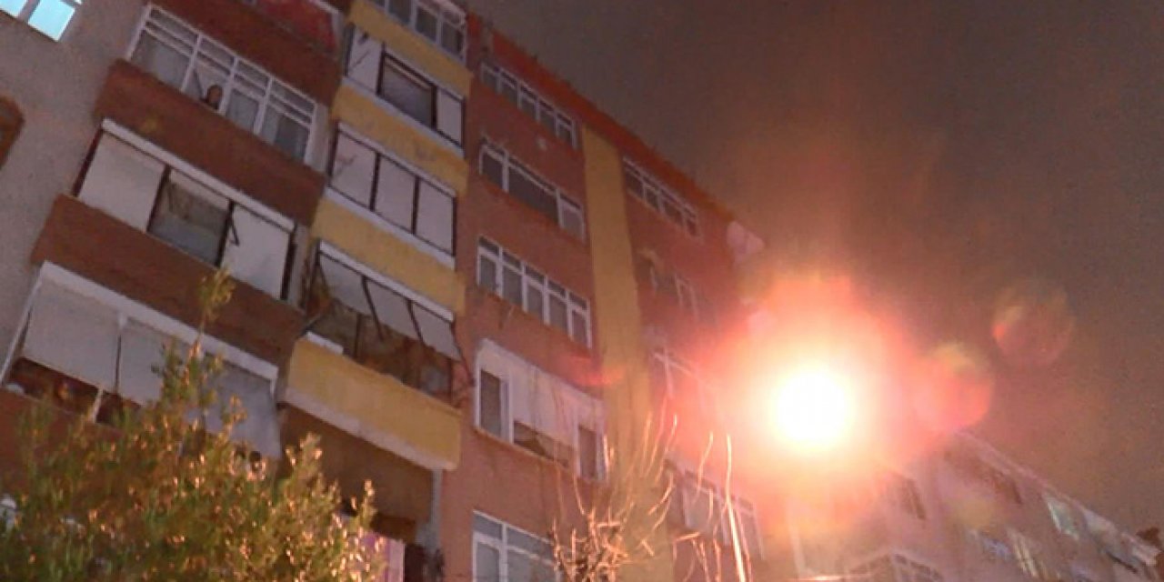 İstanbul’da binanın kaldırımı çöktü