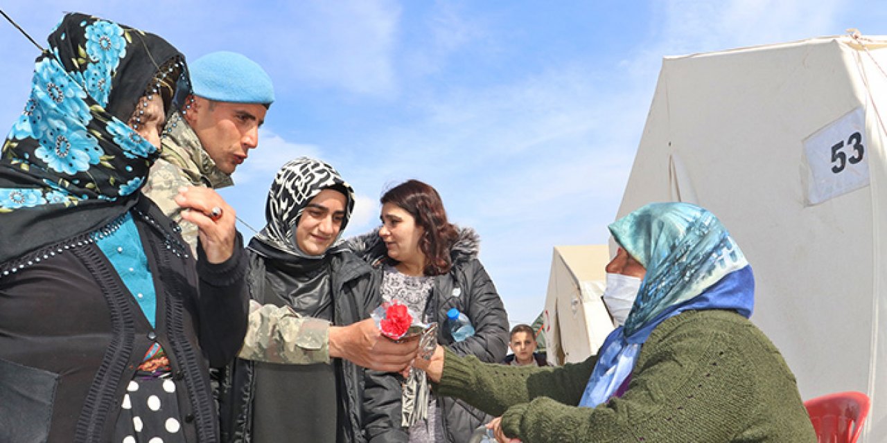 Mehmetçik depremzede kadınlara karanfil dağıttı