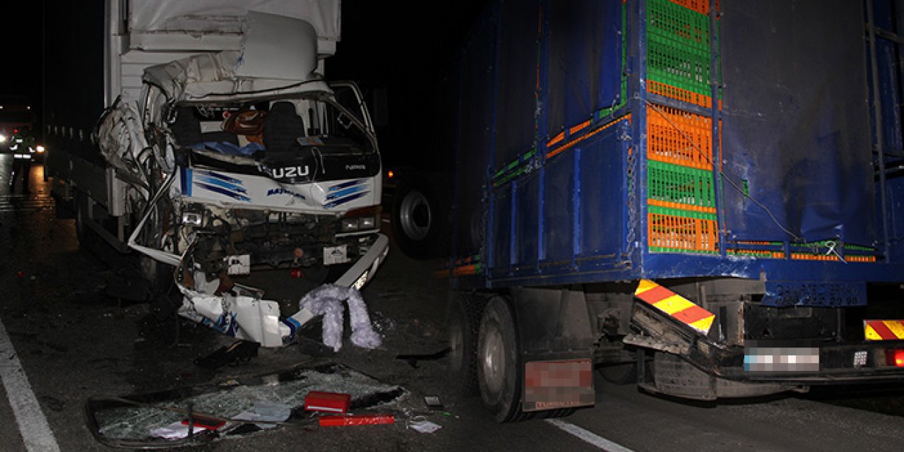 TIR’a arkadan kamyonet çarptı: 1 ölü 2 yaralı