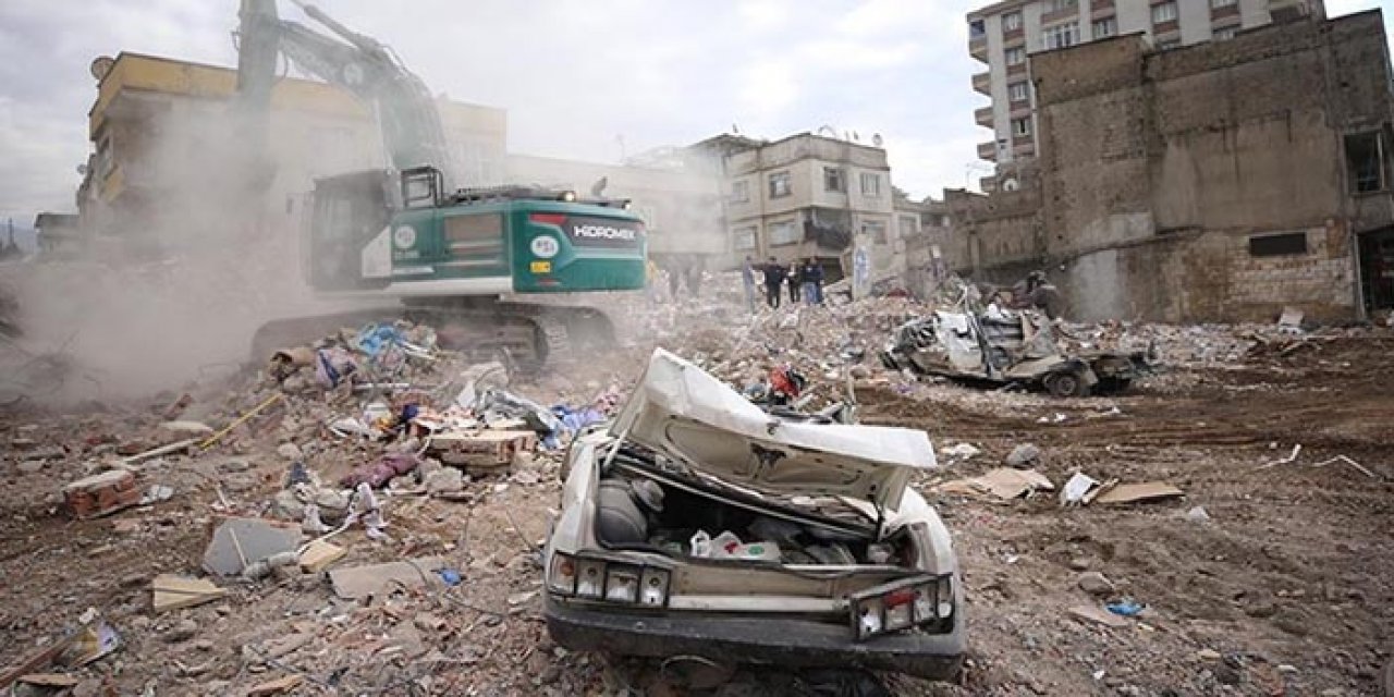 Kahramanmaraş'ta bina yıkımları sürüyor