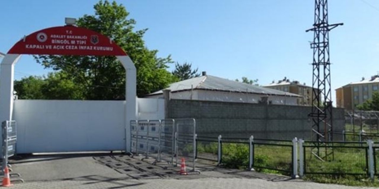 Ağır hasarlı cezaevi boşaltıldı