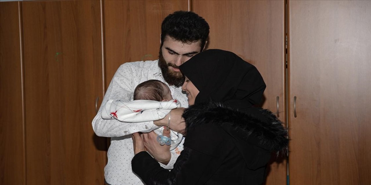 Depremzede aile 40 günlük çocuklarına kavuştu
