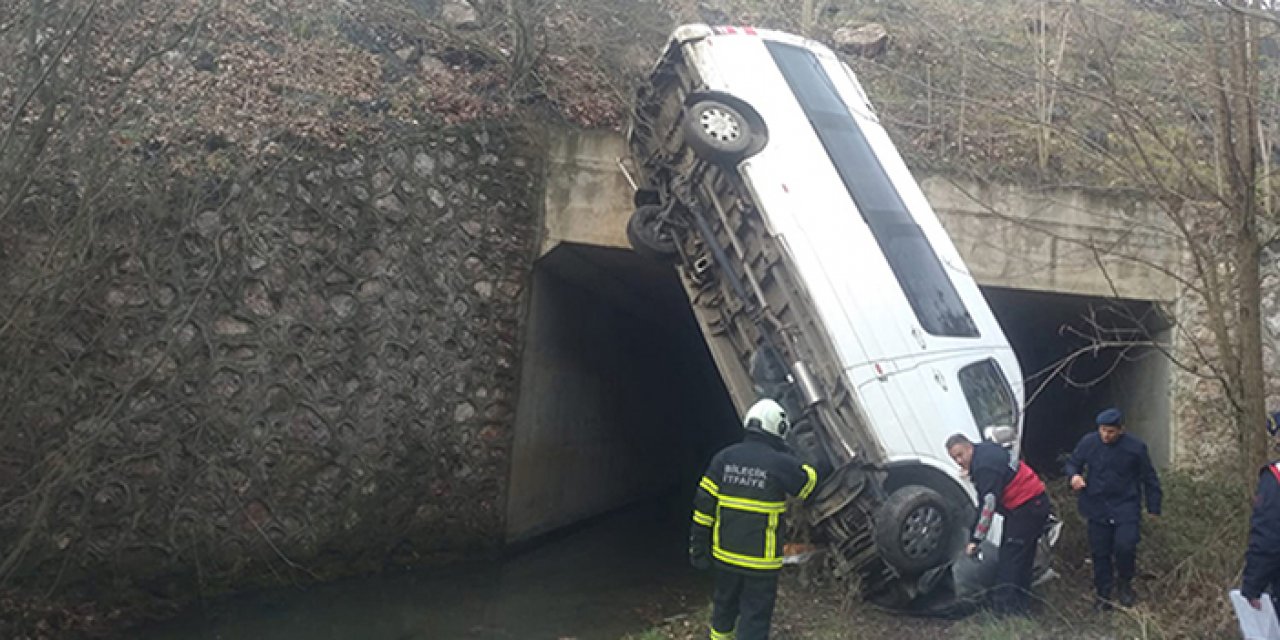 Bilecik'te minibüs dere yatağına uçtu