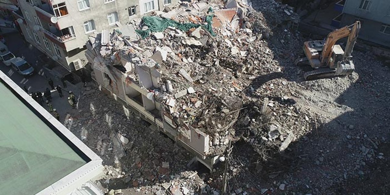 İstanbul’da yıkımı yapılan bina çöktü