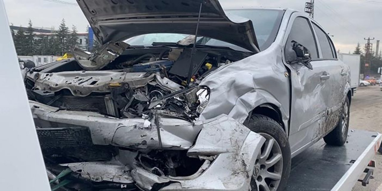 Kahramankazan'da iki otomobil çarpıştı