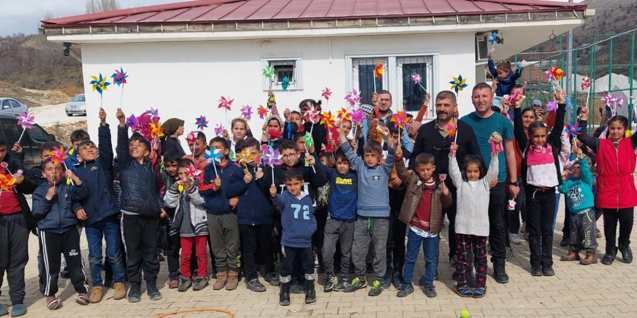 PTT Çalışanları Dayanışma Derneği afet bölgesinde çocukları güldürüyor