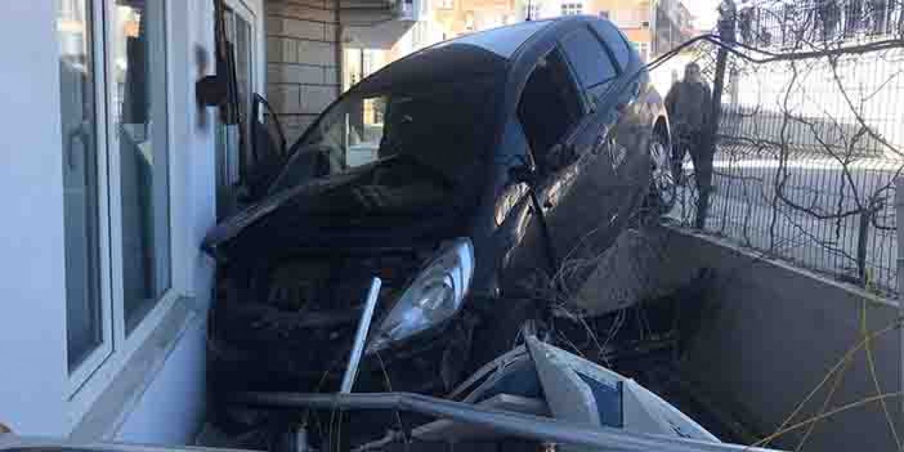 Sakarya’da otomobil balkona girdi