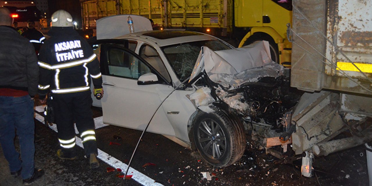 Kırmızı ışıkta bekleyen TIR’a çarptı: 4 yaralı