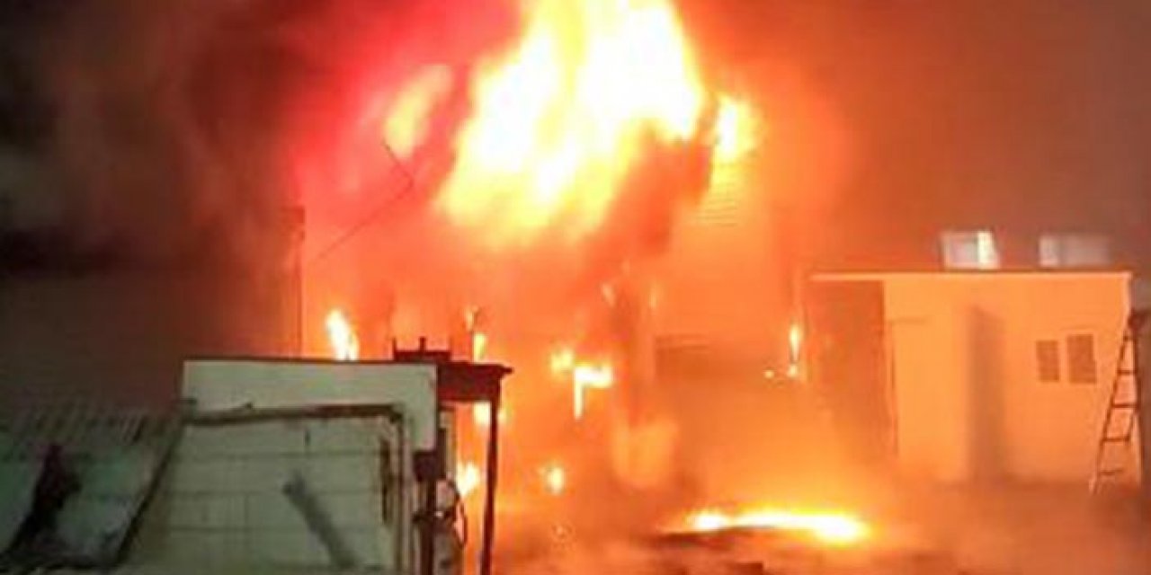 İstanbul'da kamyon kasası imalathanesinde yangın çıktı