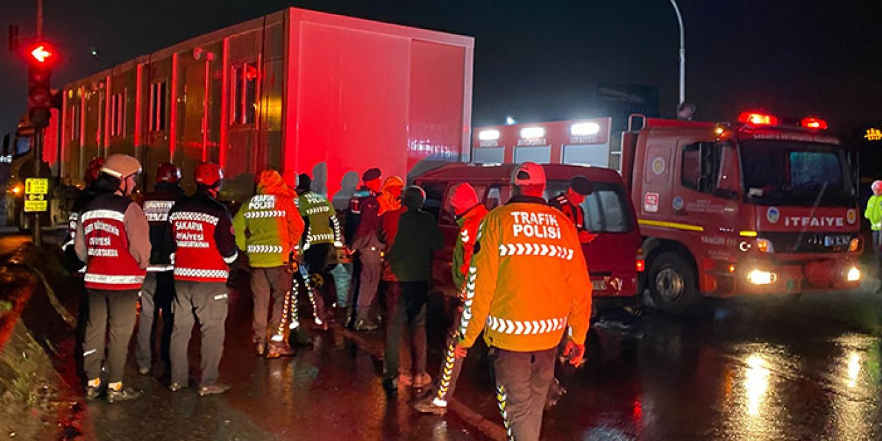 Konteyner taşıyan TIR’a minibüs çarptı: 2 yaralı 1 ölü