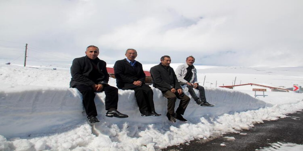 2 bin 581 rakımlı yaylada, evler kara gömüldü