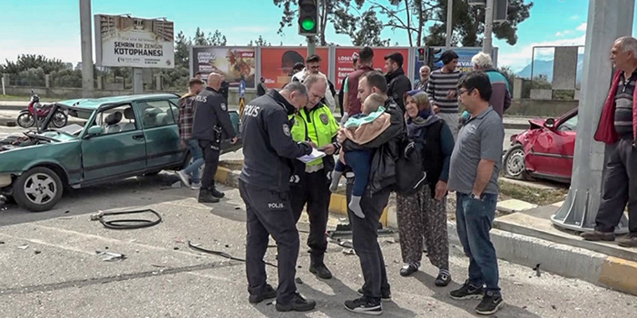 Antalya'da gerçekleşen kazada yaralı baba oğlunu kucağından bırakmadı