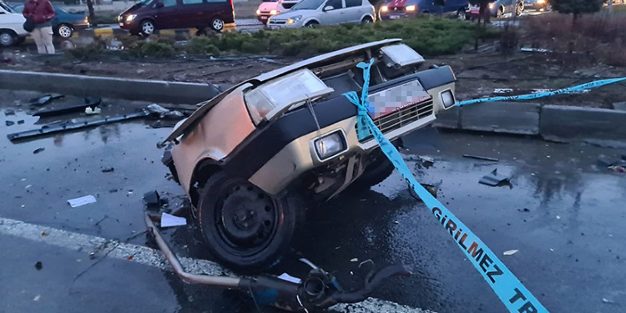 Feci kazada otomobil ikiye bölündü: 1 ölü 9 yaralı