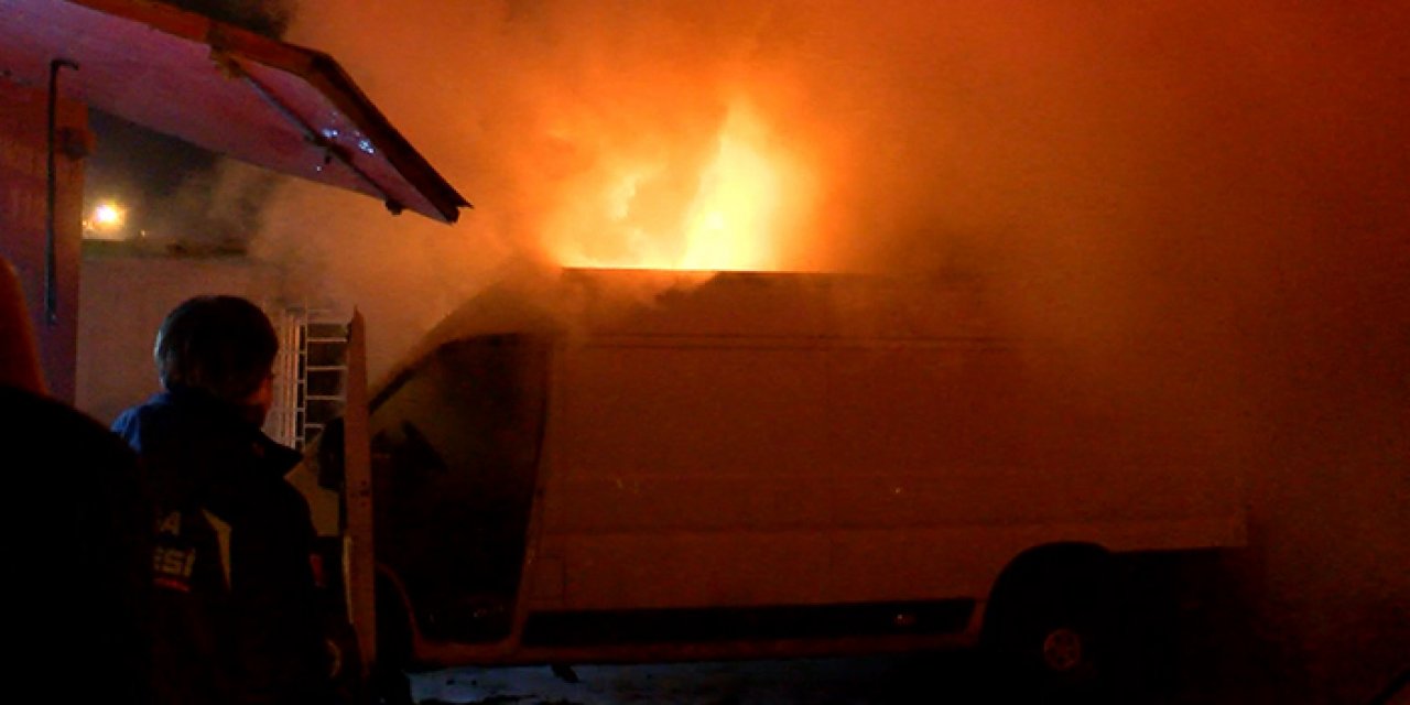 Hurda deposu alev alev yandı: 2 araca sıçradı