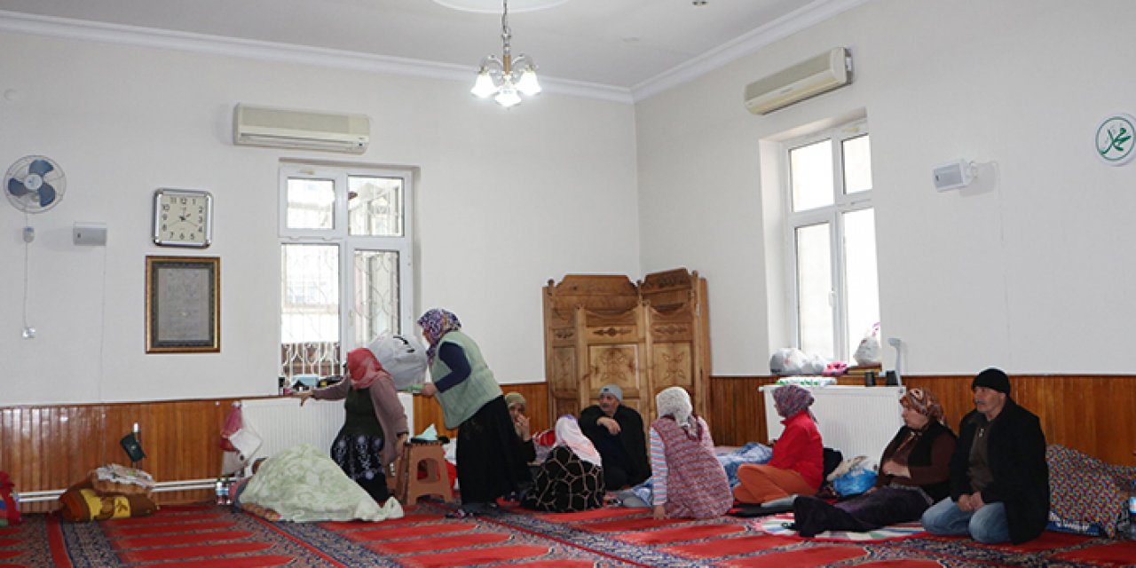 Ağır hasarlı evlere giremeyenler camilere sığındı