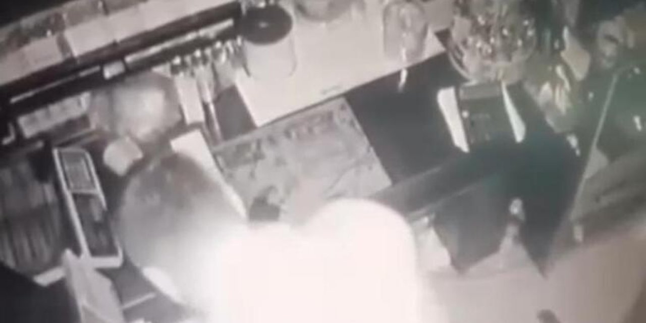 Market camını kaldırım taşıyla kırıp, hırsızlık yaptı; o anlar kamerada