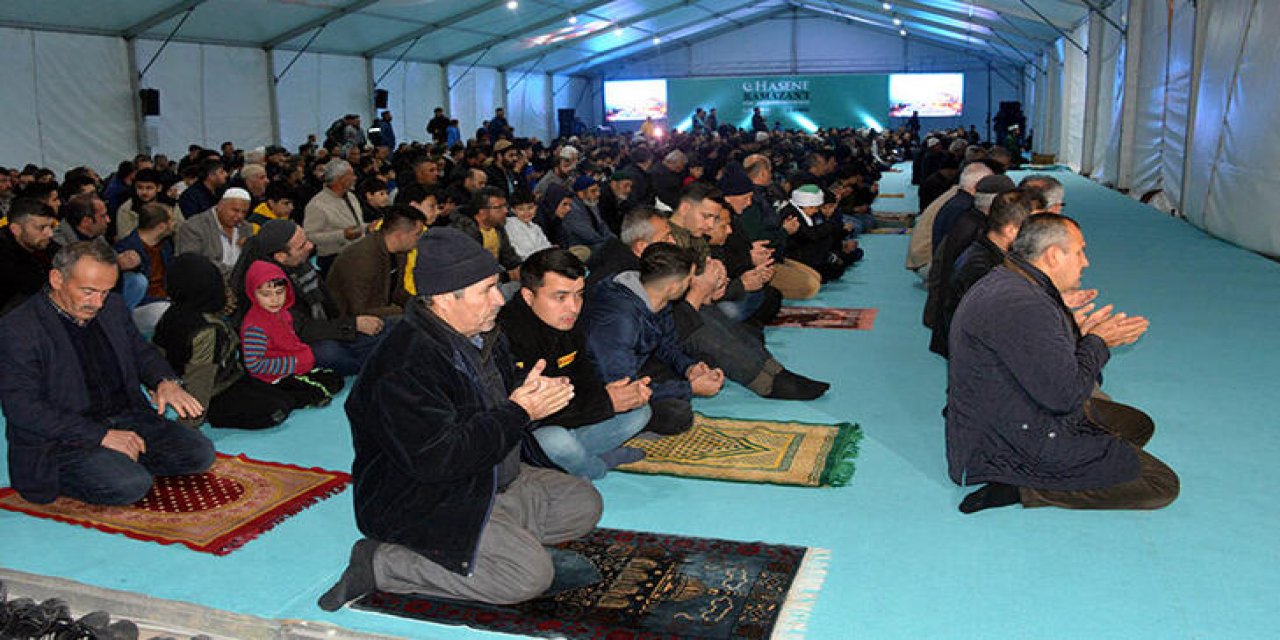 Deprem bölgesinde ilk teravihi namazı