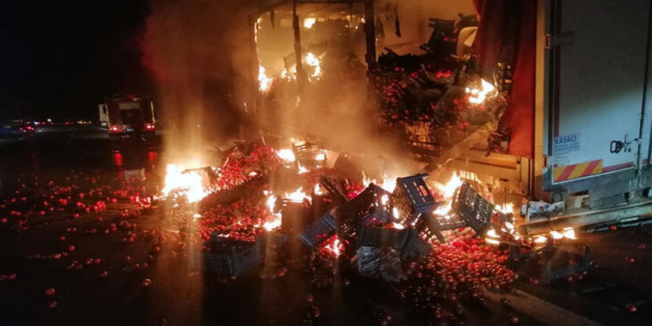 Mersin'de domates yüklü kamyonun kasası yandı