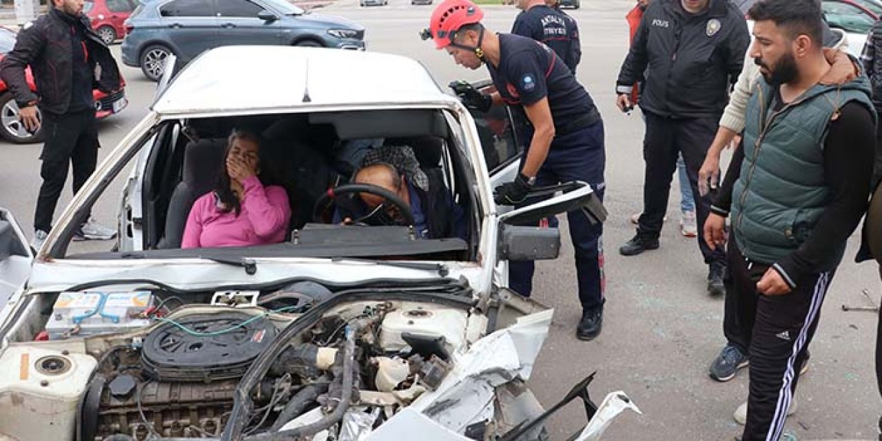 Antalya’da iki otomobil çarpıştı: 3 yaralı