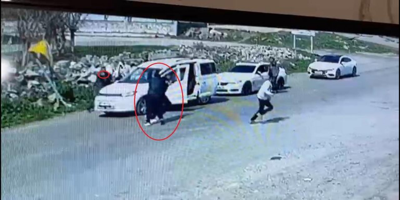 Peş peşe gelen otomobillerden inenlerin silahlı kavgası