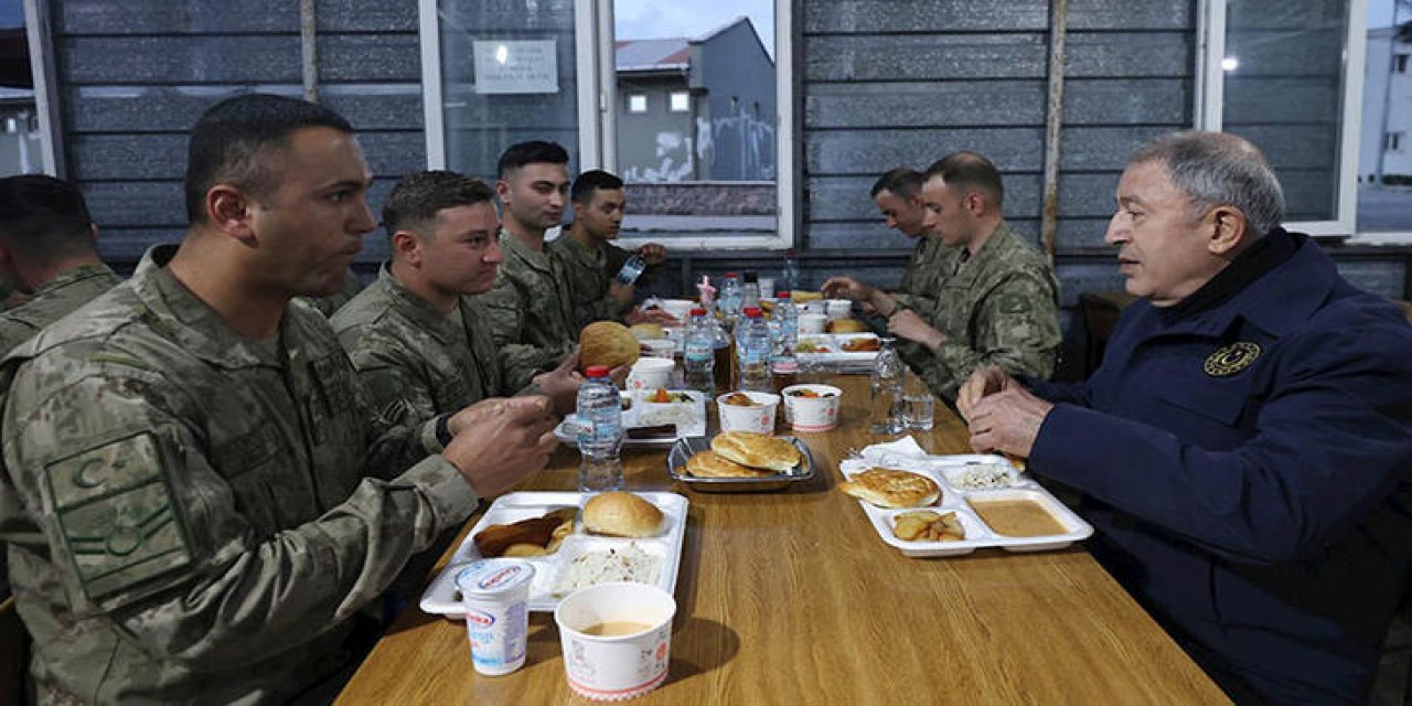 Bakan Akar, ilk iftarı Mehmetçik ile yaptı