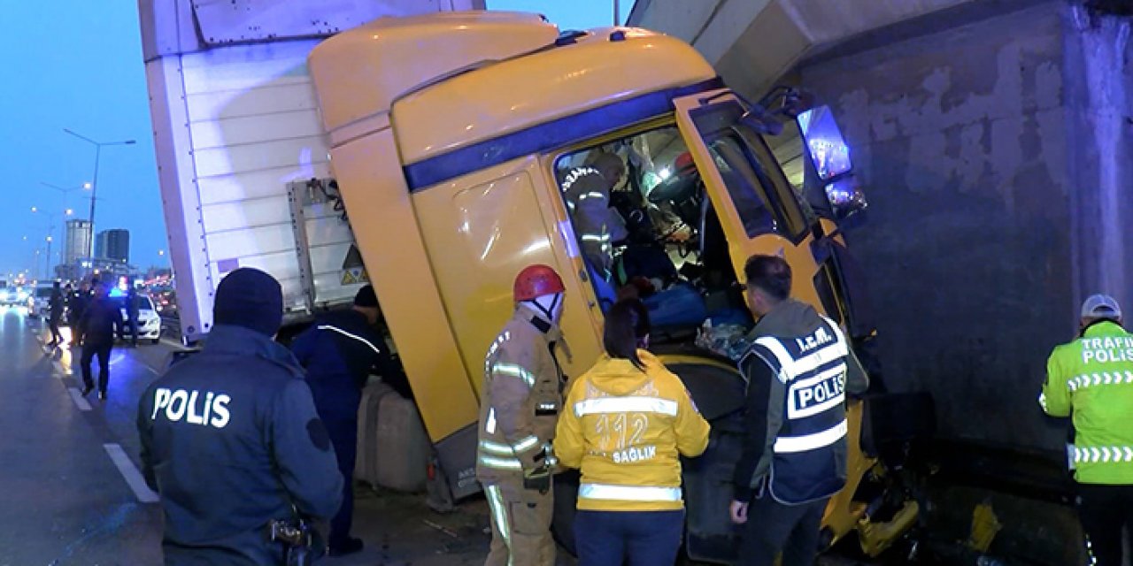 TIR üst geçide çarptı: 1 yaralı