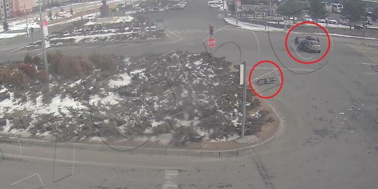 Motosikletine çarpan aracın tavanına düştü