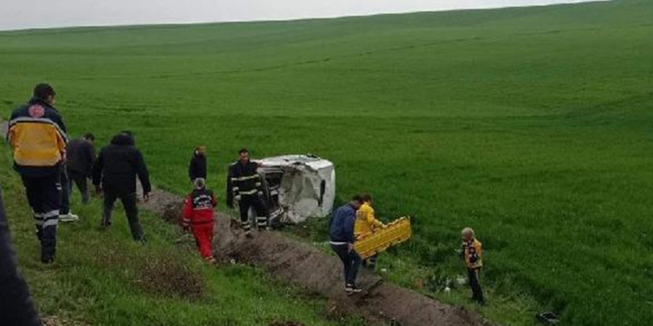 Diyarbakır’da işçi servisi devrildi: 3’ü ağır 9 yaralı