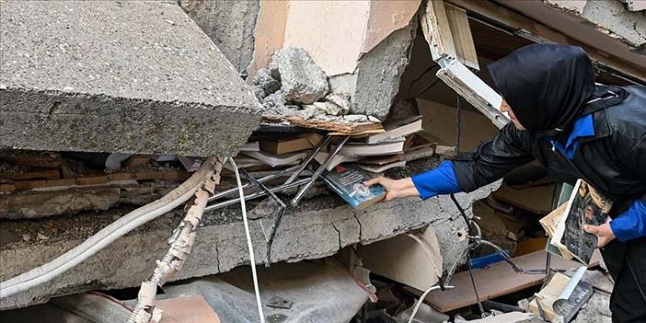 Enkaz altından kitap raflarına: Babalarından geriye 10 bin kitap kaldı