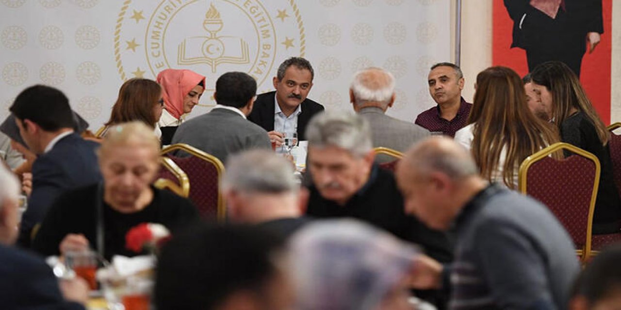Bakan Özer, Ankara'da depremzede öğretmenlerle iftarda bir araya geldi