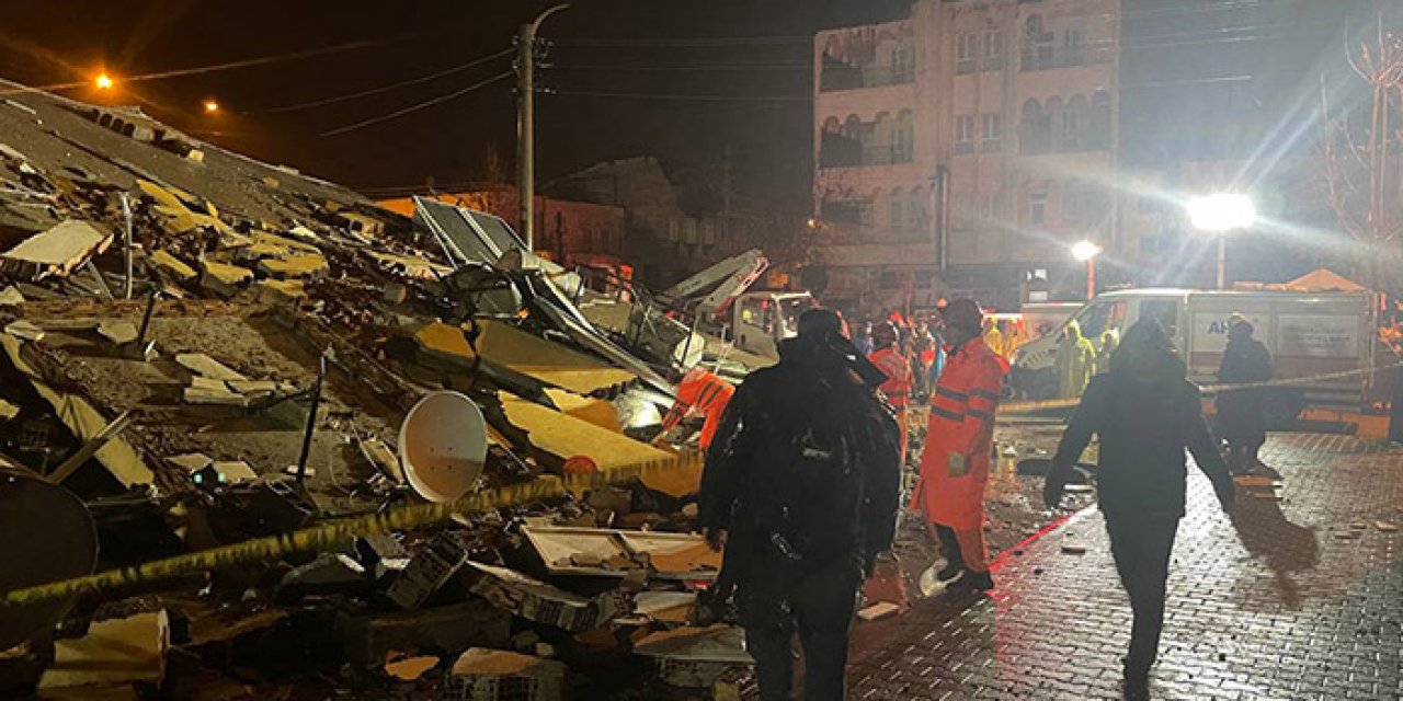 Depremde ağır hasar alan bina kendiliğinden çöktü