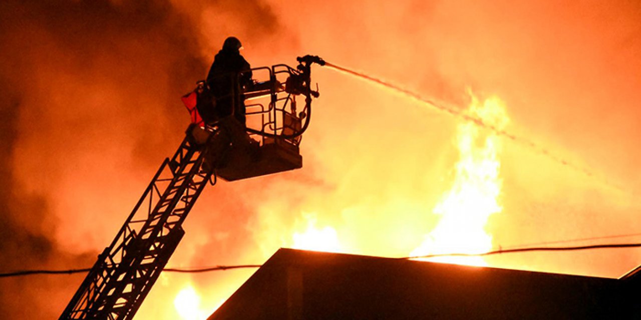 5 katlı binanın çatısı alev alev yandı