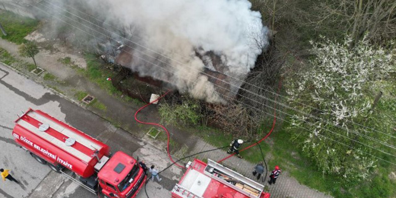 Düzce'de ahşap ev yandı