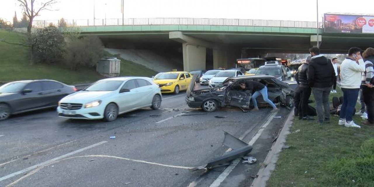 Zeytinburnun'da araç kontrolden çıktı: 4 yaralı