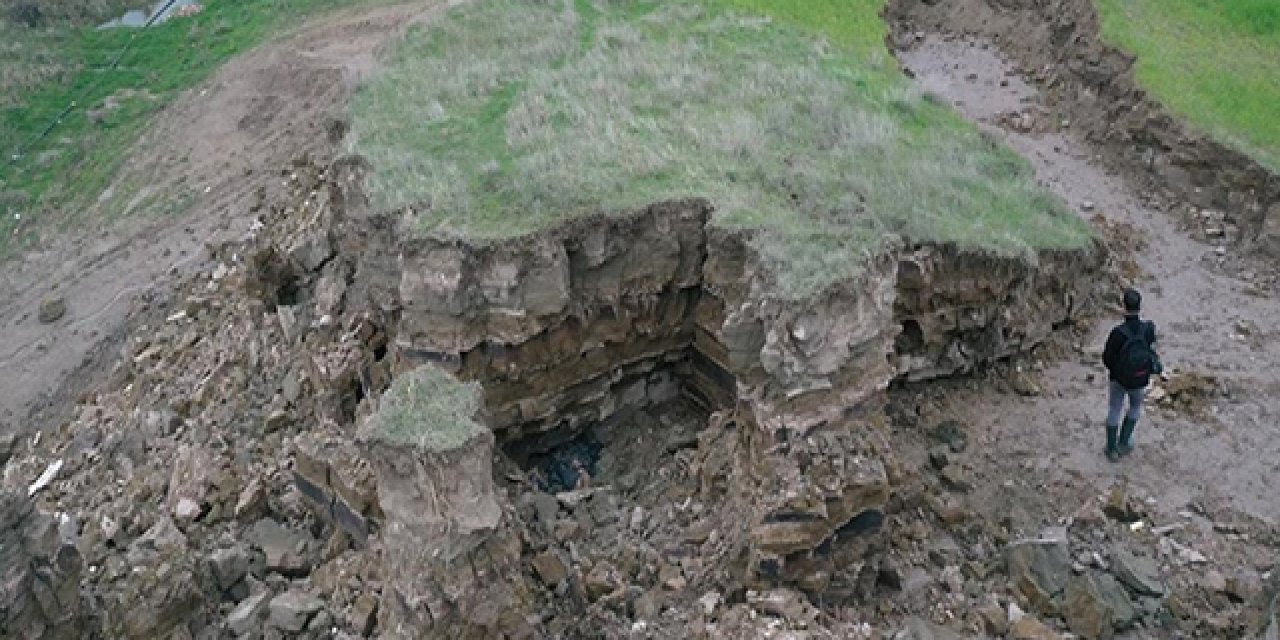 Sakarya’da mezarlıkta obruk oluştu