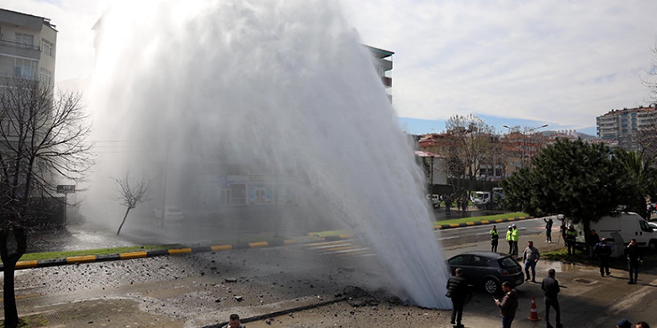 Ana ishale hattı patladı: Sular 8 katlı binaya sıçradı