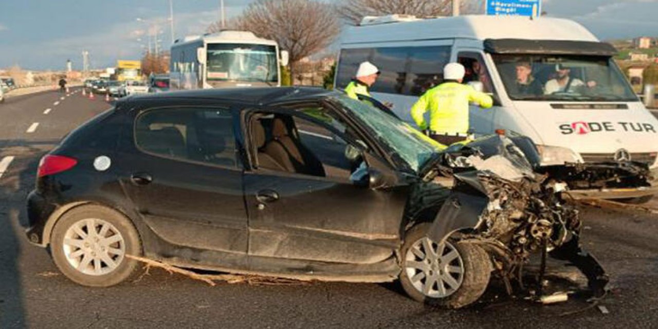Elazığ'da da araç karşı şeride geçti: 3 yaralı