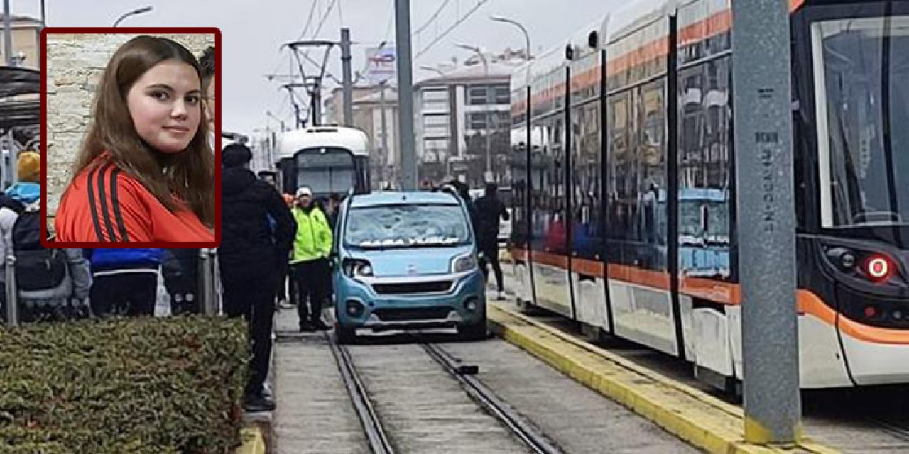 Tramvay yoluna giren kamyonet can aldı