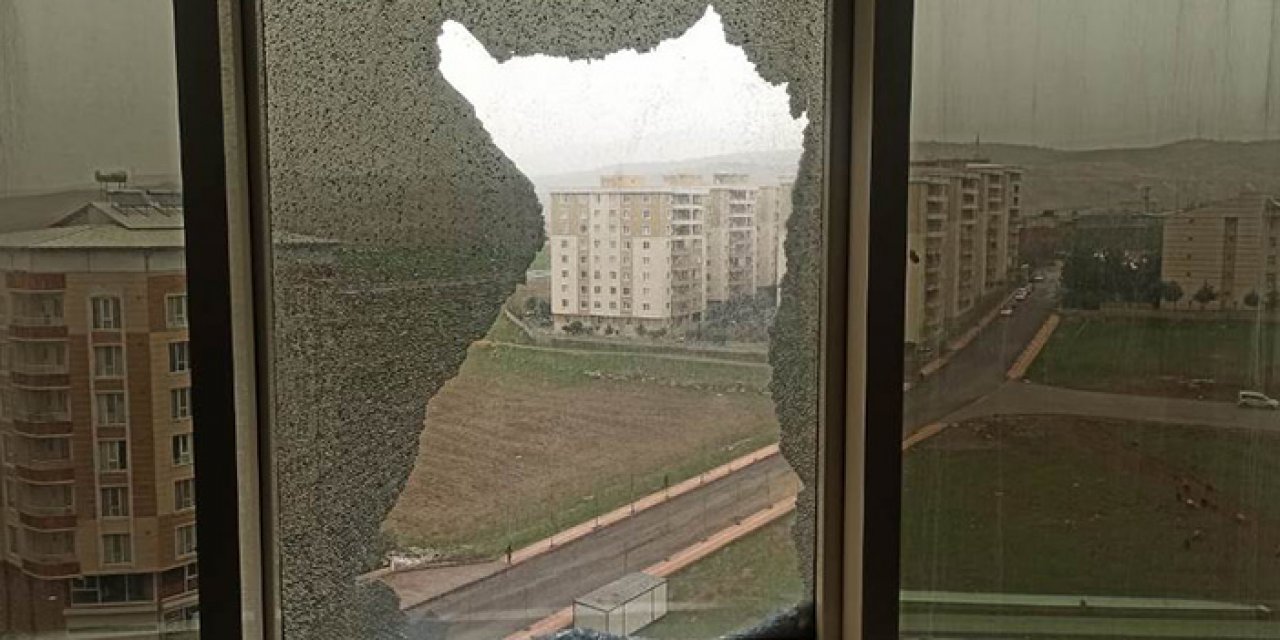 Hastanenin camı aracın üzerine düştü