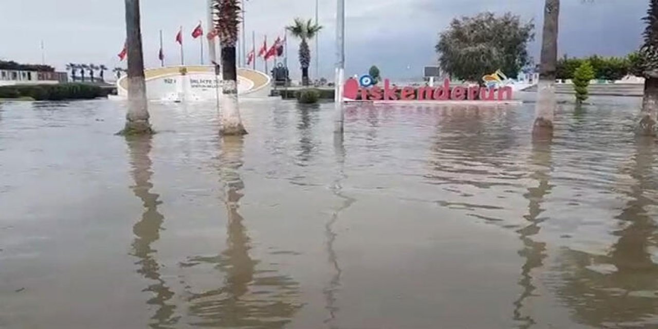 İskenderun'da kıyı şeridi su altında kaldı