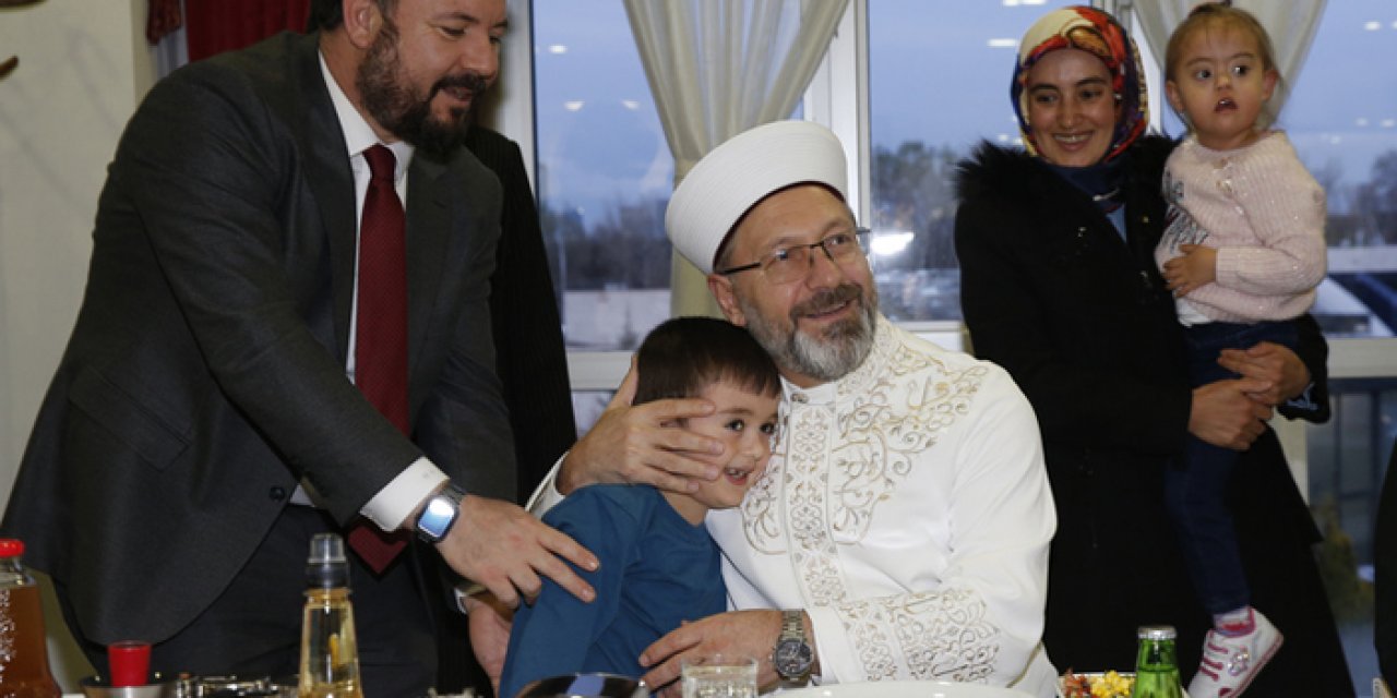 Erbaş depremzedelerle iftar sofrasını paylaştı