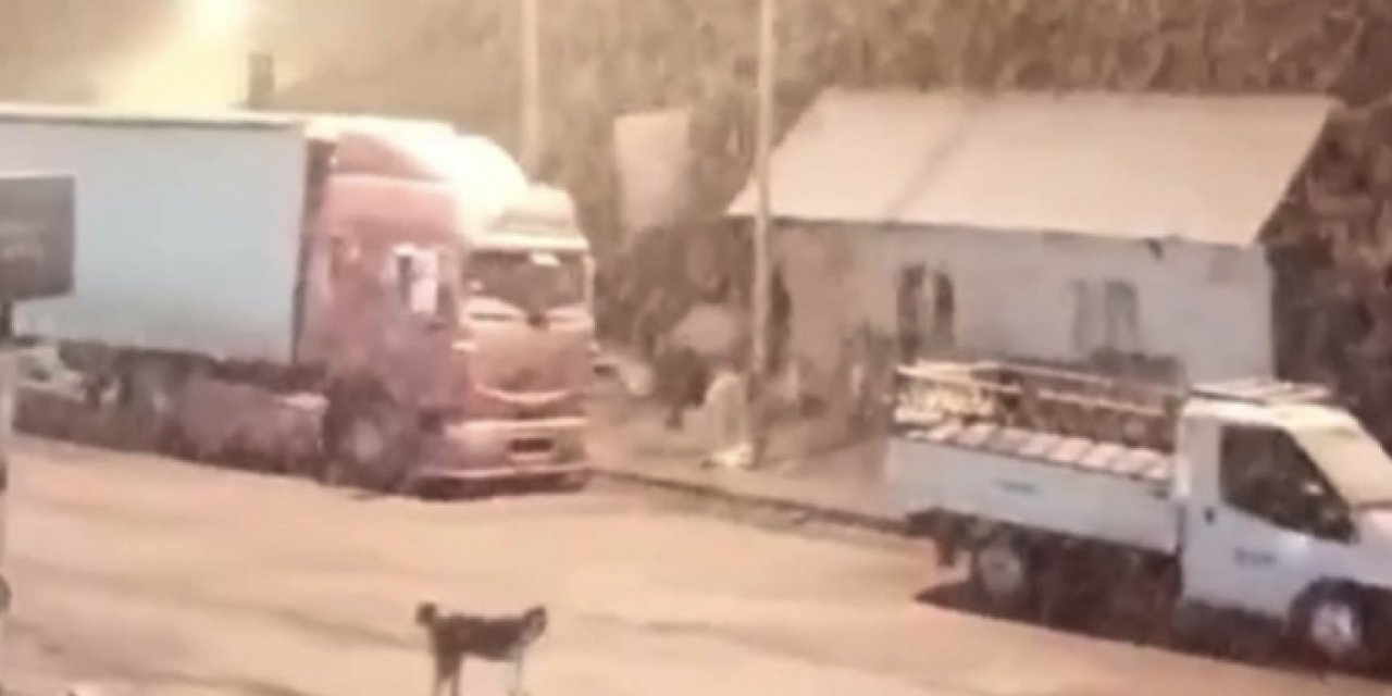 Tunceli’de kar trafiği kapattı