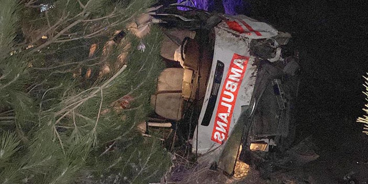 Yoldaki buzlanma ambulansı devirdi: 3 yaralı