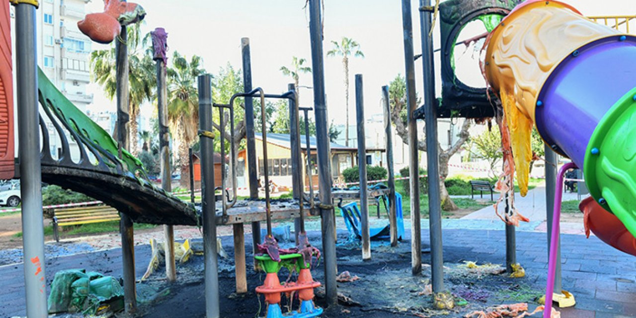 Mersin’de çocuk parkı alev alev yandı