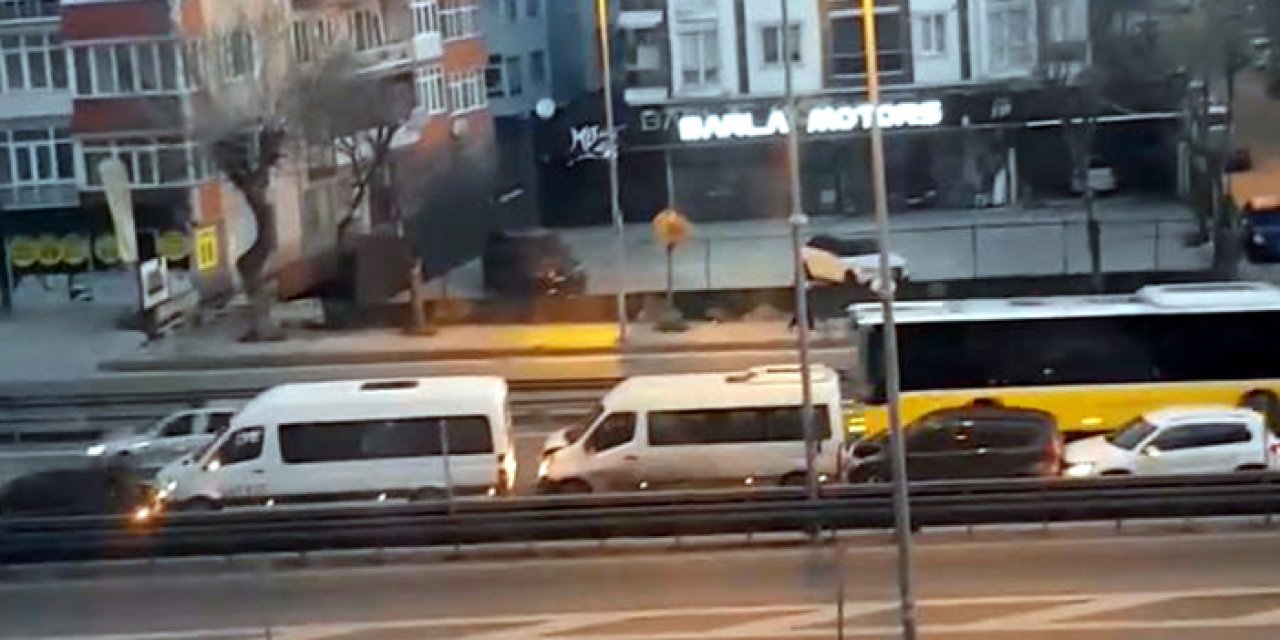 İstanbul’da sol şeritte aracı arızalandı: 5 araç kaza yaptı