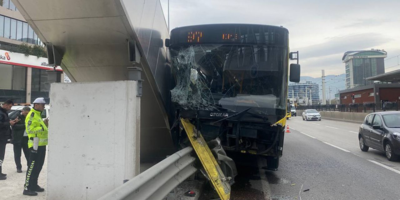 Otobüs üst geçide çarptı: 5 yaralı
