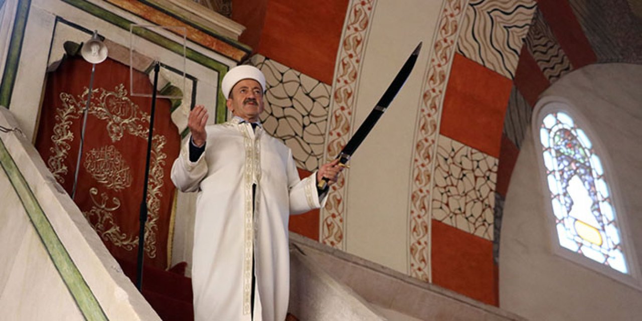 Hutbeye kılıçla çıkılan gelenek devam ediyor