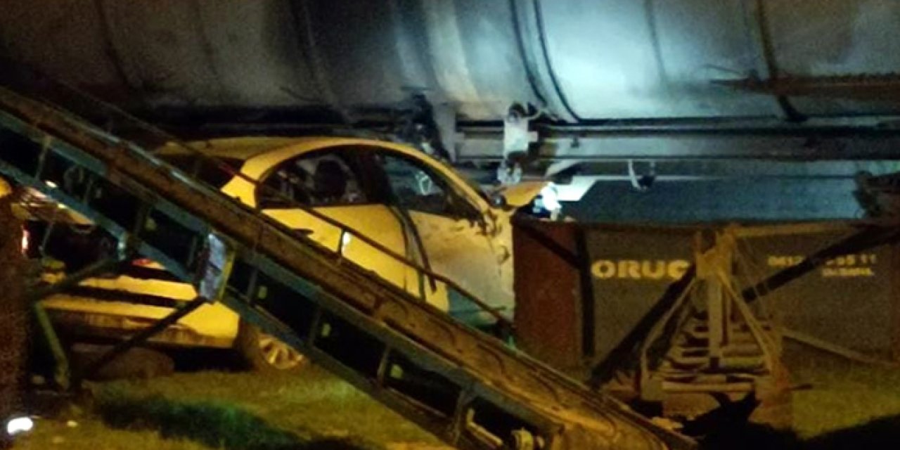 Otomobil seyir halindeki trene çarptı: 3 yaralı