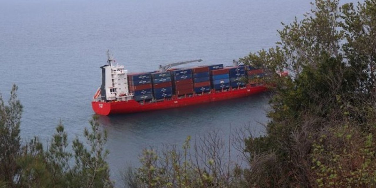 Yük gemisi kurtarılmayı bekliyor